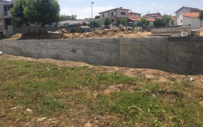 Construção de muro na Rua Padre José Novais