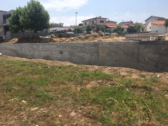 Construção de muro na Rua Padre José Novais